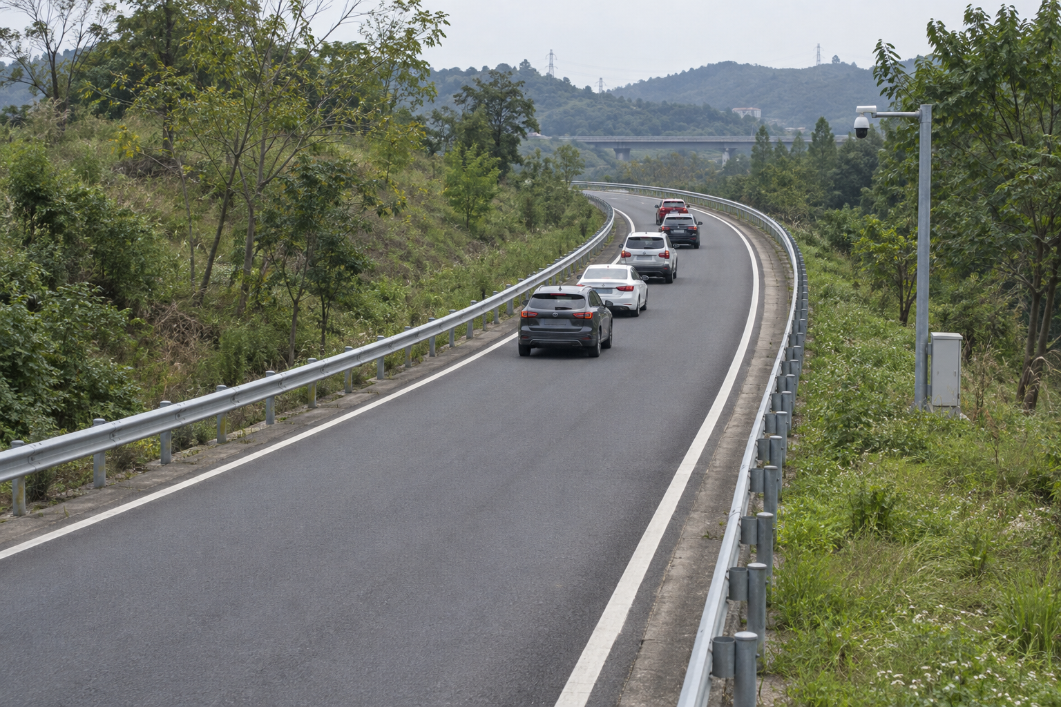 自然日光下高速公路匝道车辆排队与路侧观测设备示意图